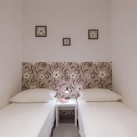 Lanterna Apartman *